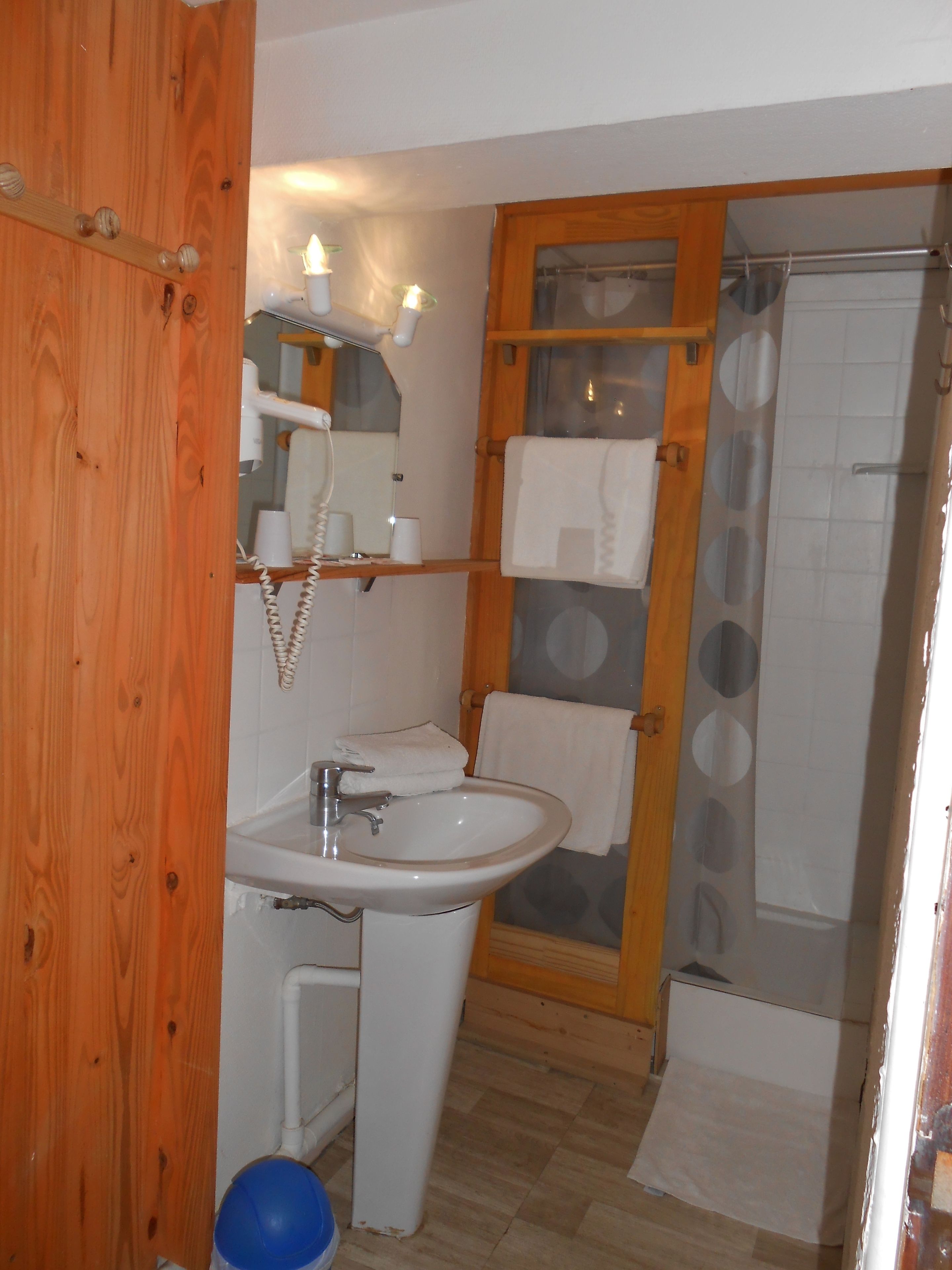 standard double room, 1 double bed, non smoking | bathroom | shower, free toiletries, hair dryer, towels