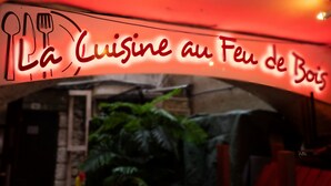 A restaurant sign with a red neon outline and French text. - Hôtel Restaurant le Palais (Apt)