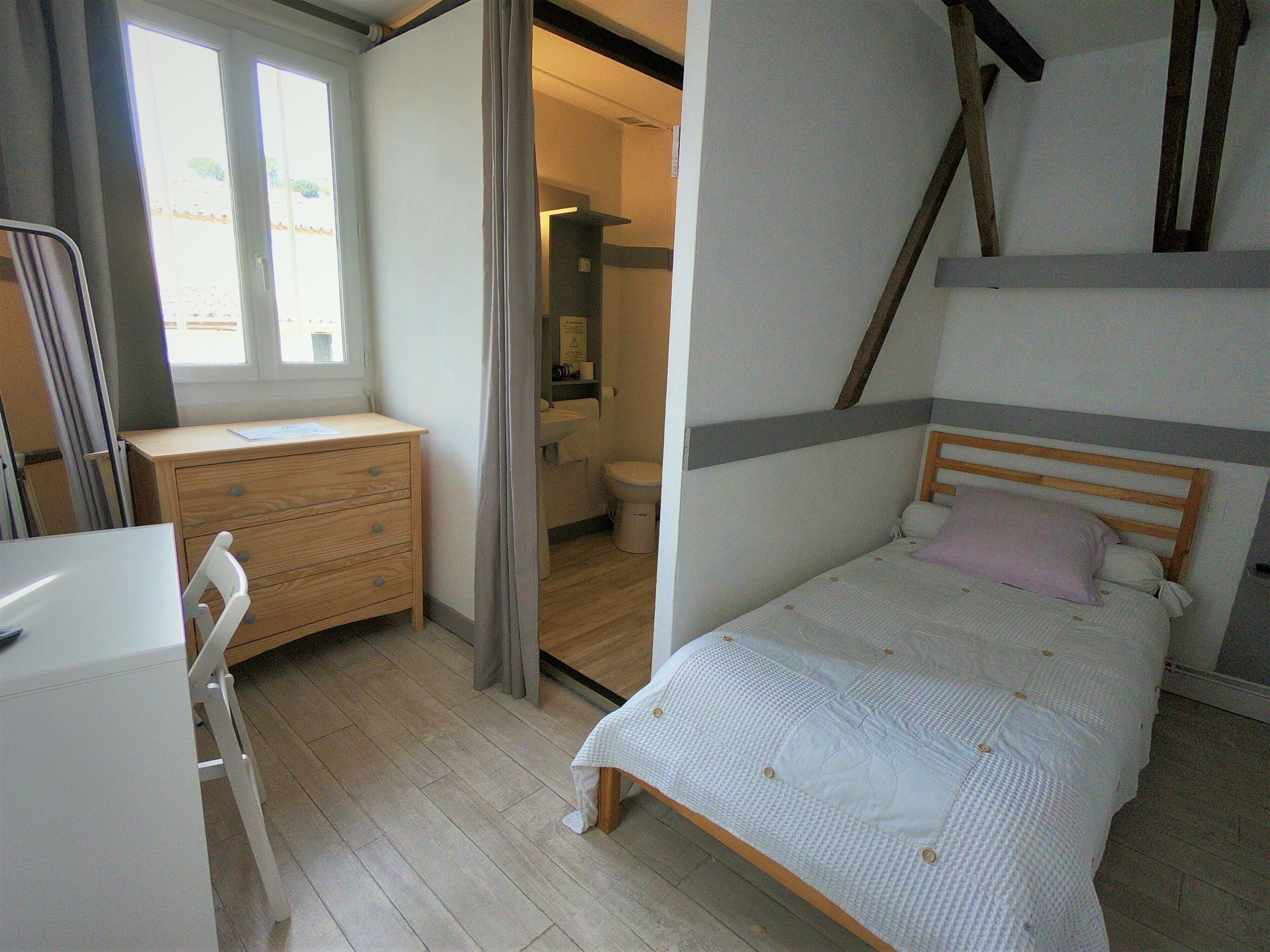 single room, 1 single bed, non smoking | individually decorated, individually furnished, desk, blackout curtains