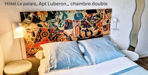 Individually decorated, individually furnished, desk, blackout drapes - Hôtel Restaurant le Palais (Apt)