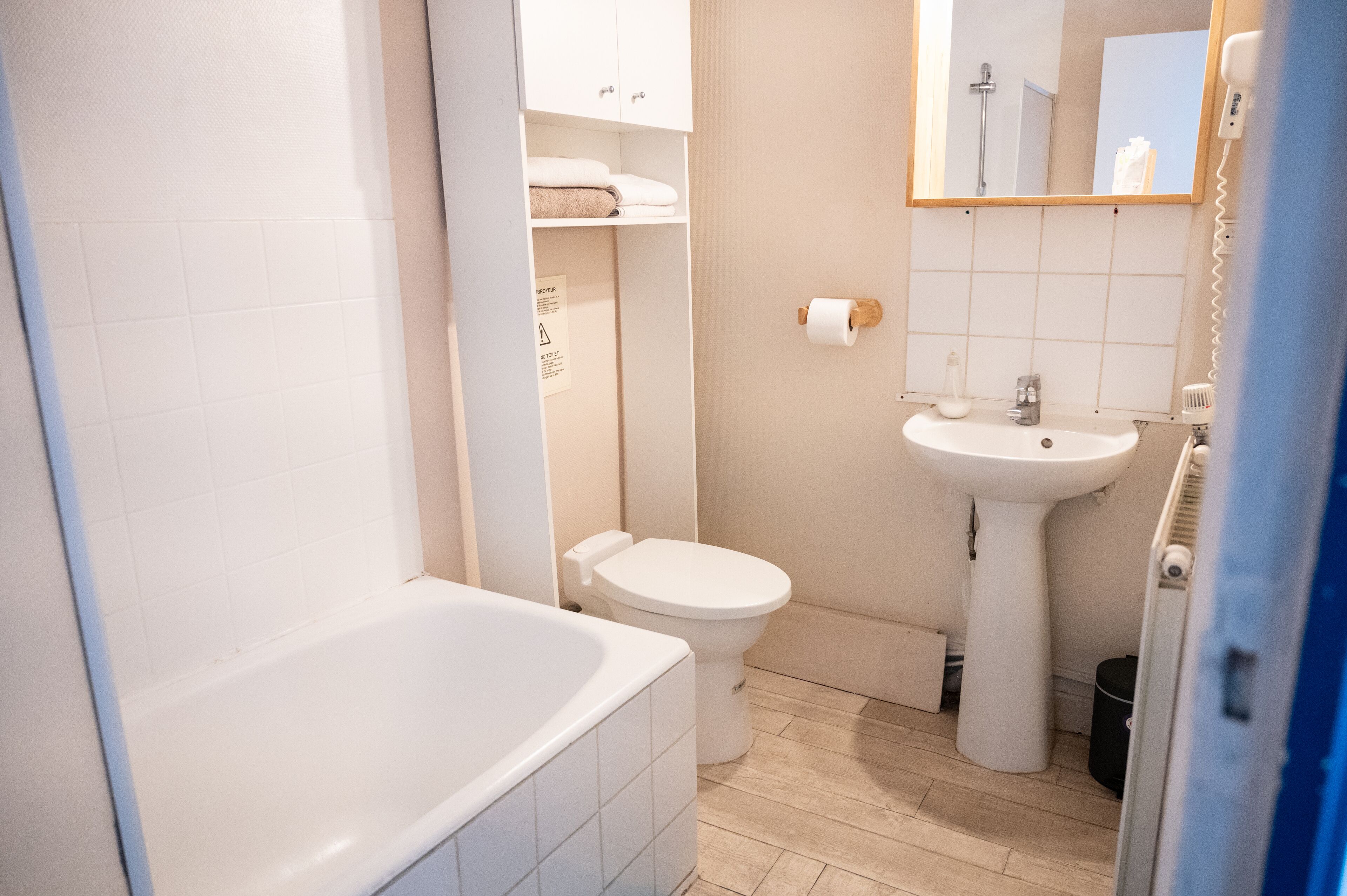 city triple room, multiple beds, non smoking | bathroom | shower, free toiletries, hair dryer, towels