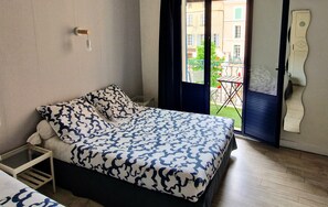Quarto triplo urbano, várias camas, para não fumantes | Individualmente decorados, individualmente mobiliados, escrivaninha