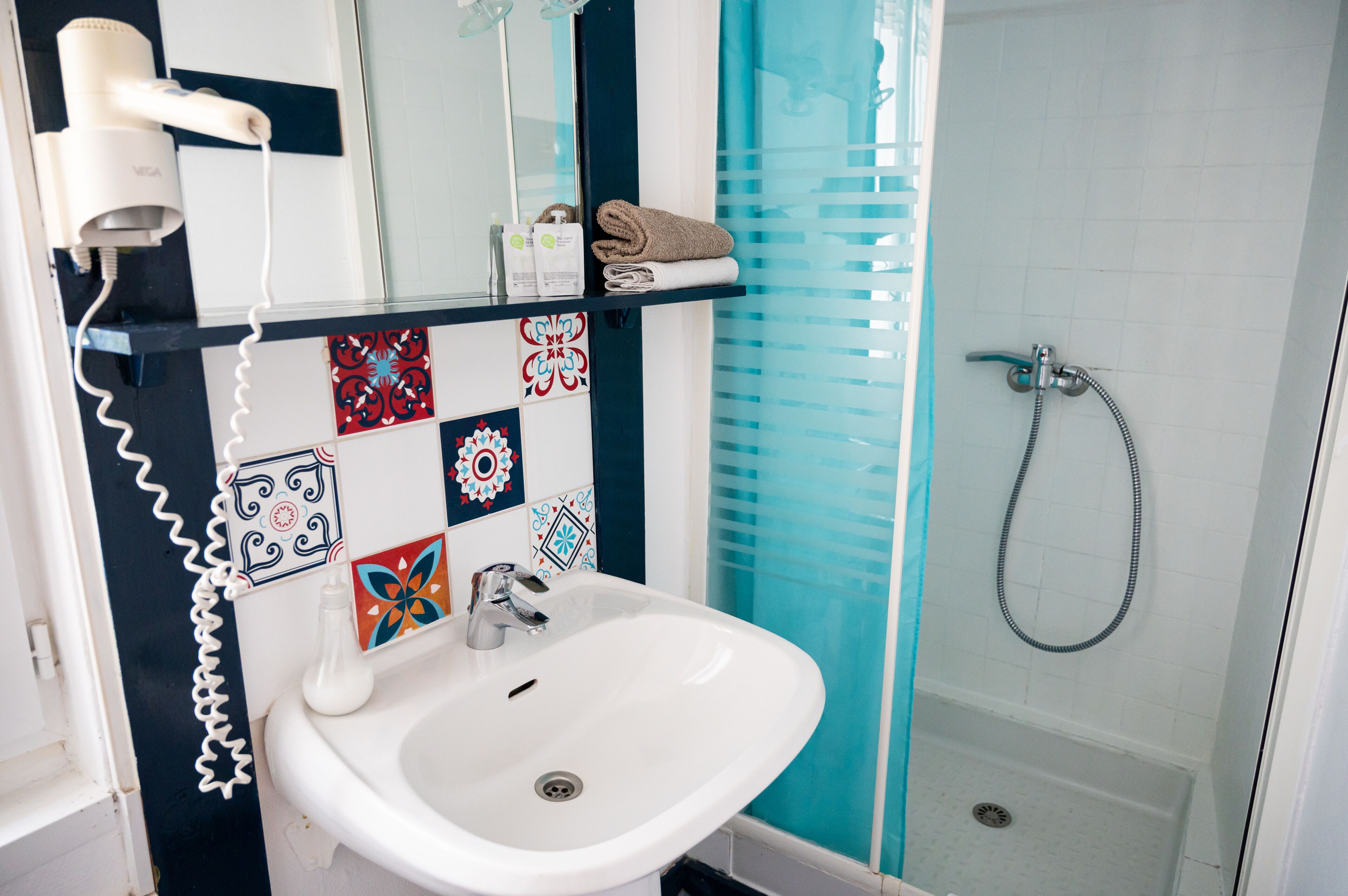 double room | bathroom | shower, free toiletries, hair dryer, towels