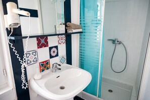 Double Room | Bathroom | Shower, free toiletries, hair dryer, towels - Hôtel Restaurant le Palais (Apt)