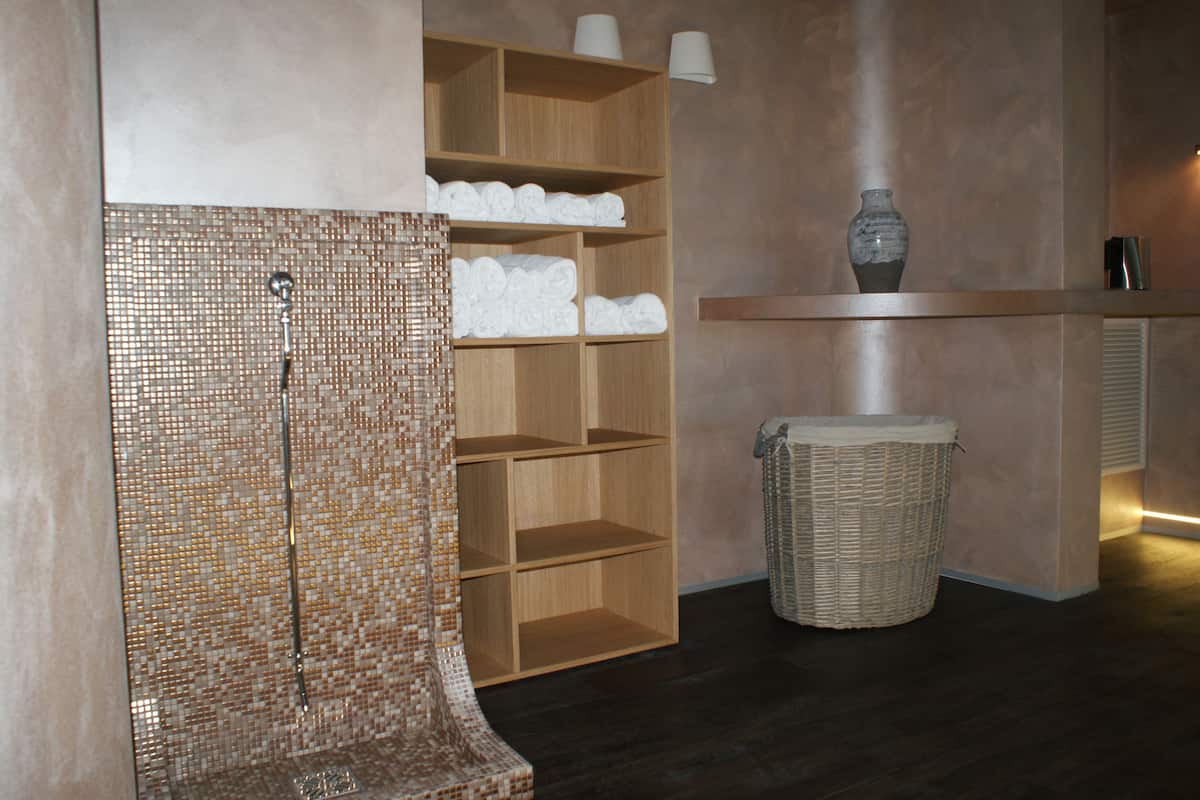 sauna, hot tub, steam room, turkish bath/hammam, hydrotherapy