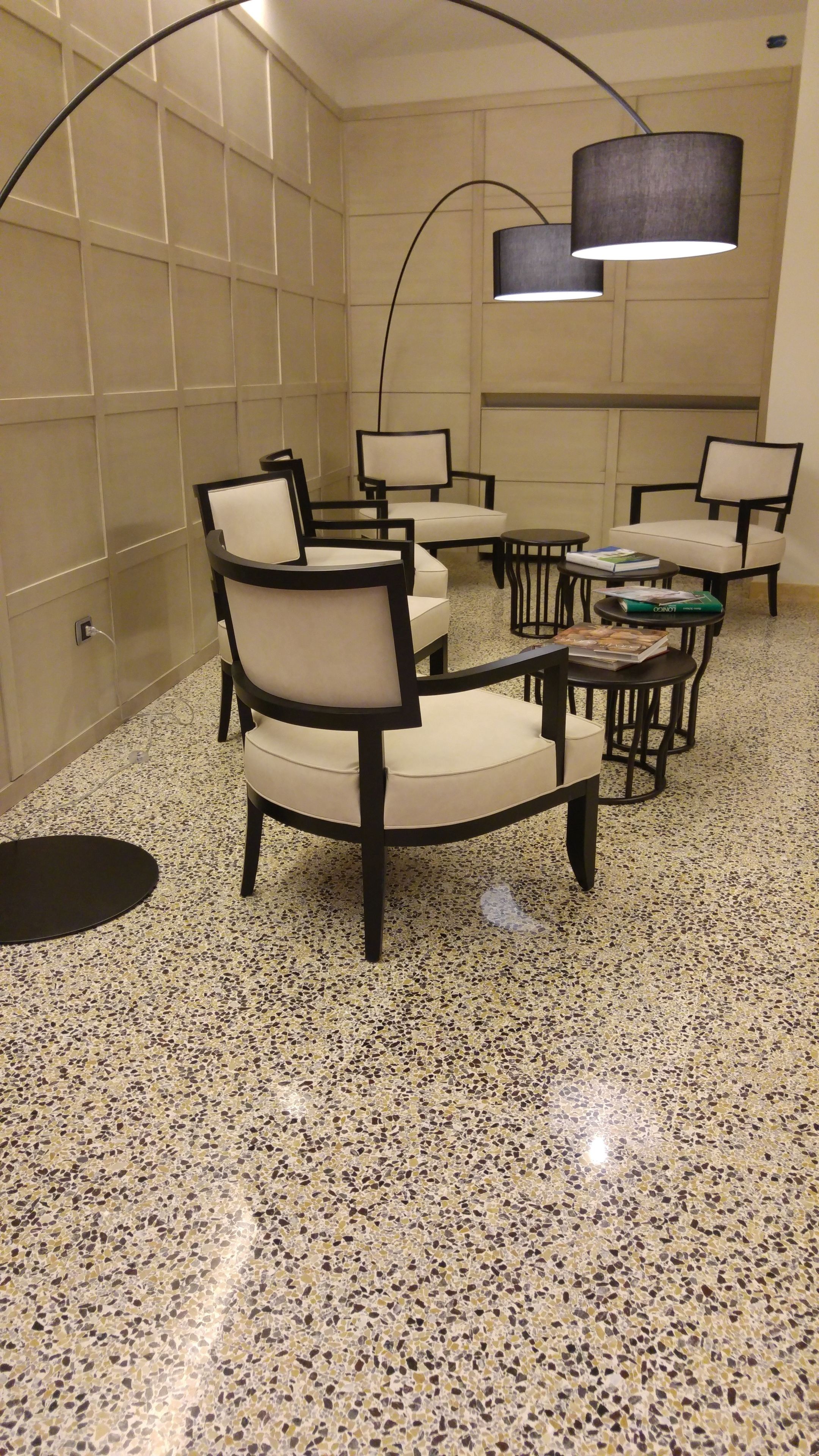Zona d'estar moderna amb disposició d'seients i un disseny de sostre únic.