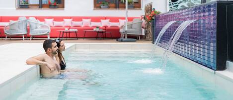 3 albercas al aire libre y camastros