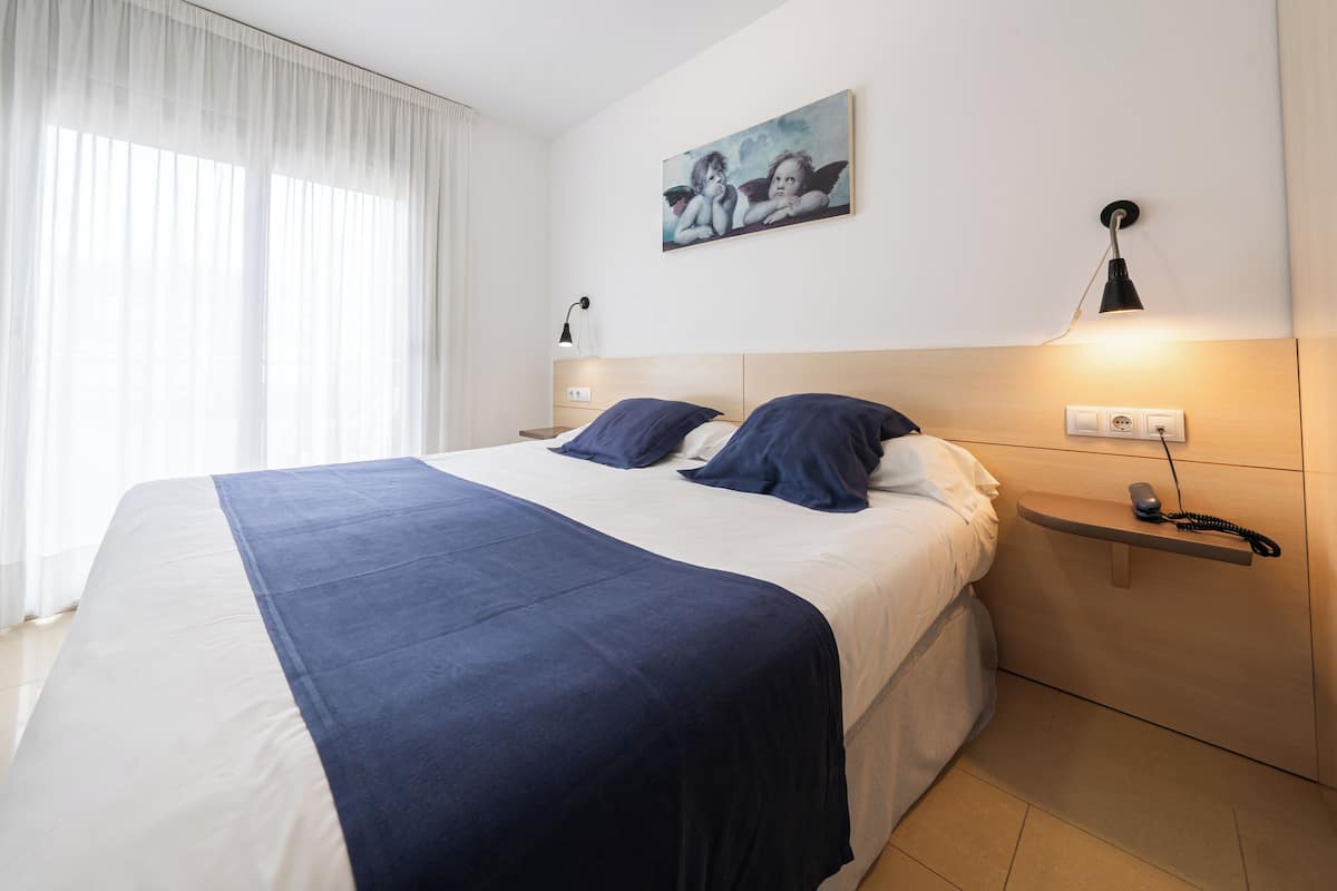 1 bedroom, laptop workspace, soundproofing, iron/ironing board
