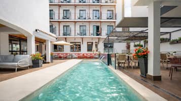 3 outdoor pools, pool loungers