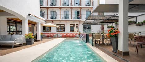 3 outdoor pools, sun loungers