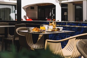 Daily buffet breakfast (EUR 15 per person) - Apartamentos Neptuno (Calella)