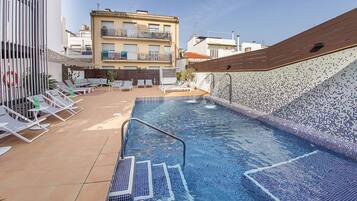 3 outdoor pools, pool loungers