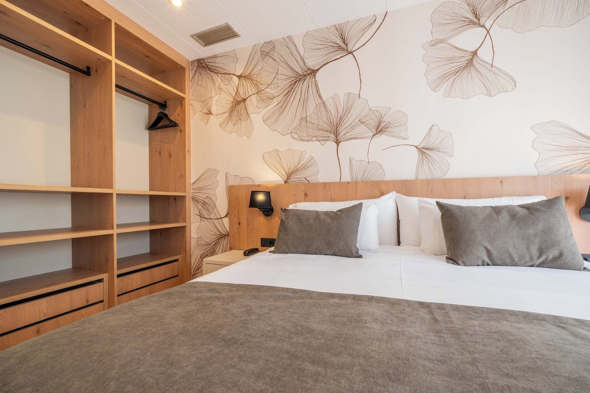 Premium Apartment | Soundproofing, iron/ironing board, free WiFi, bed sheets