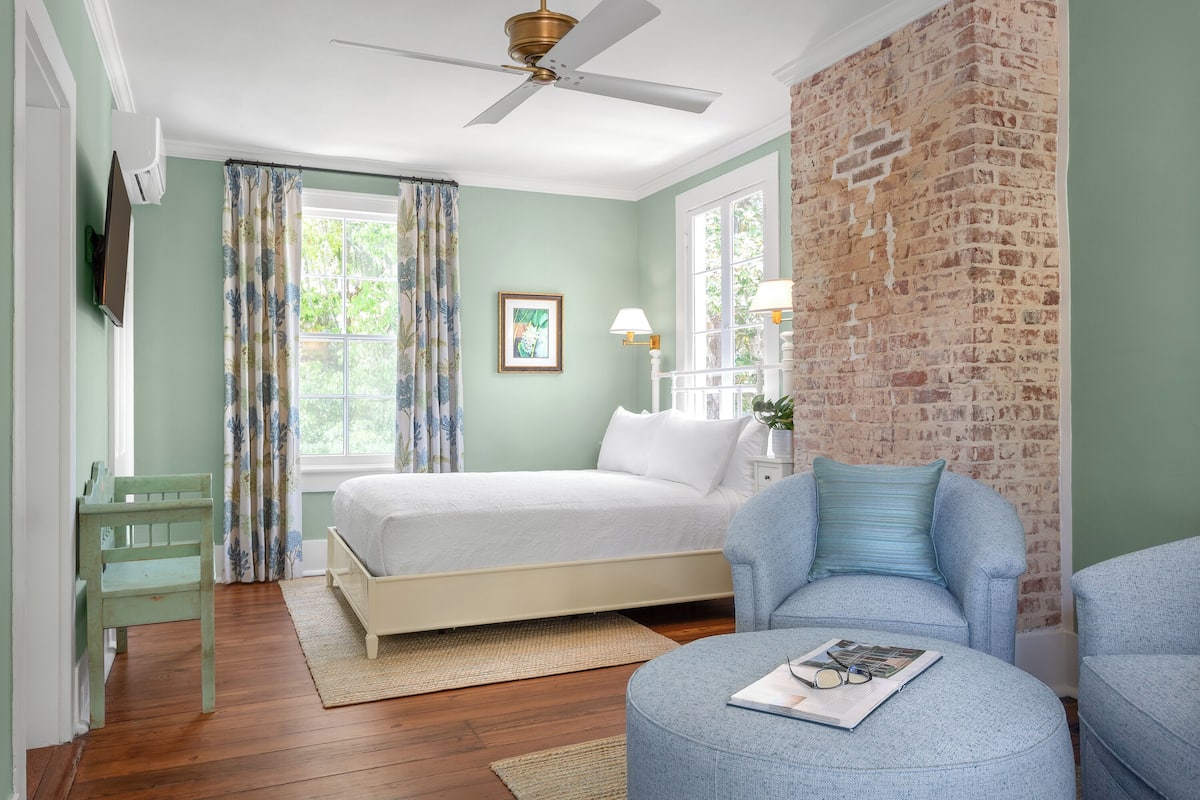 Premium Room, 1 Queen Bed, Balcony, Courtyard View