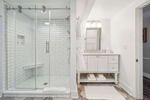Deluxe Suite, 1 King Bed with Sofa bed, River View, Ground Floor | Bathroom
