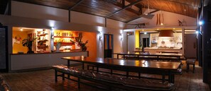 Café da manhã, almoço e jantar; culinária fusion, vistas para o jardim 