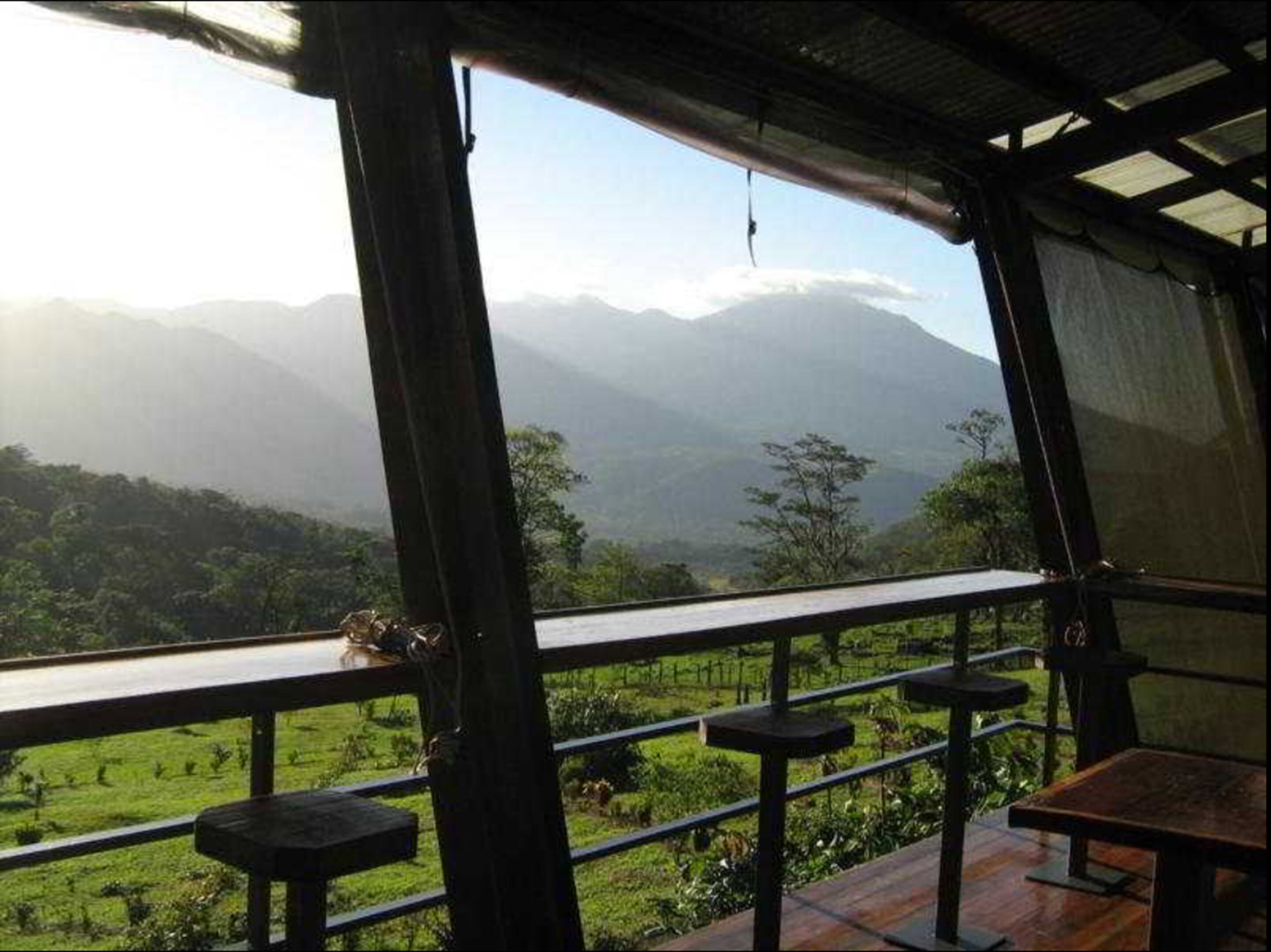Una terrazza con vista su un paesaggio montano.