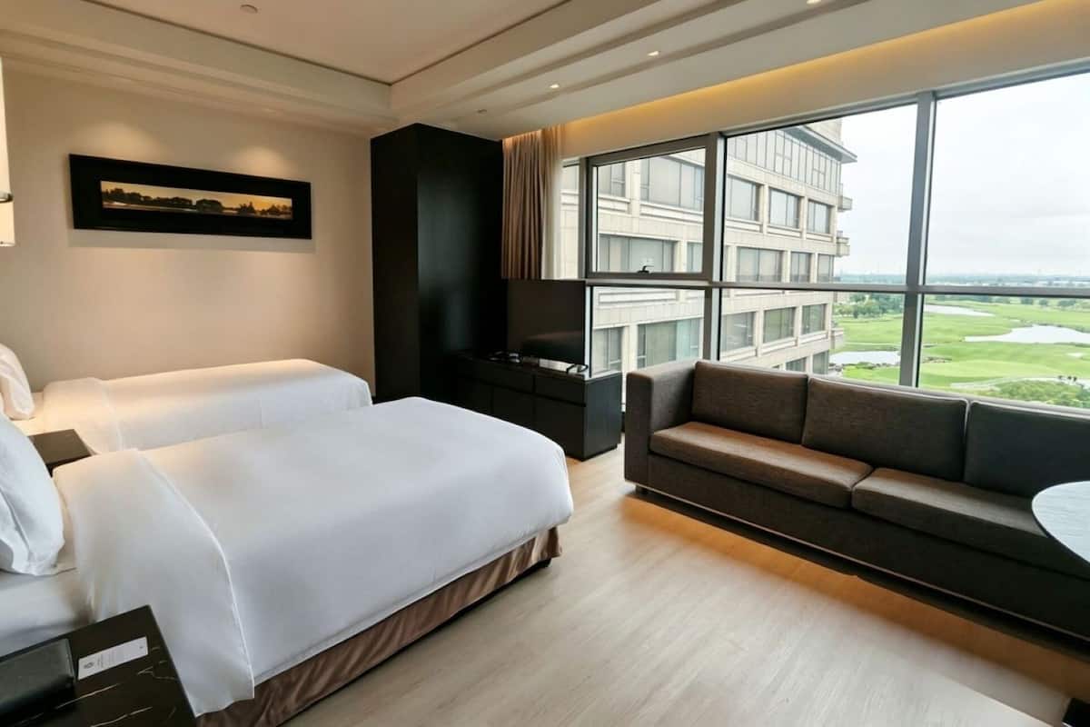 1 bedroom, hypo-allergenic bedding available, down comforters, minibar
