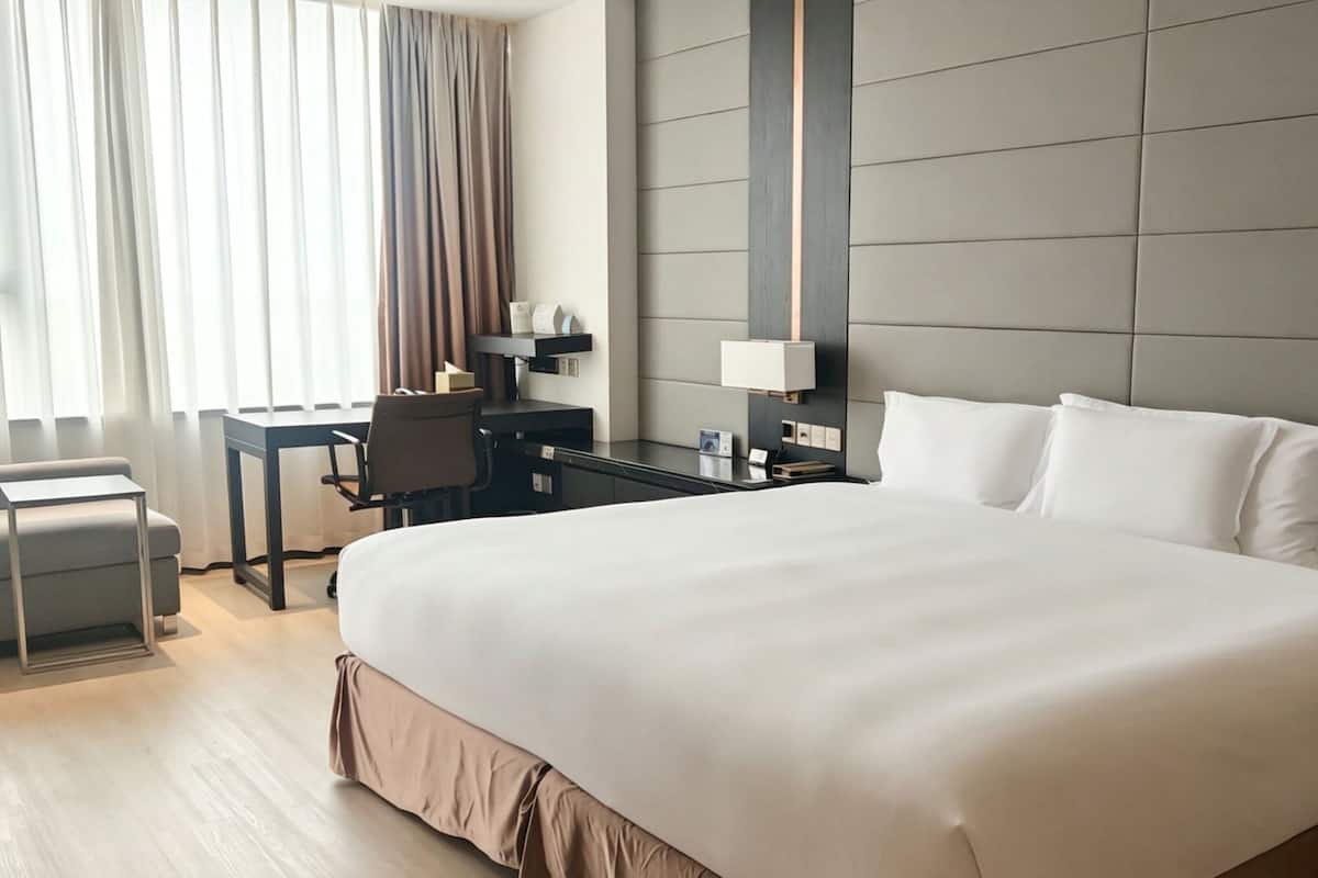 1 bedroom, hypo-allergenic bedding available, down comforters, minibar