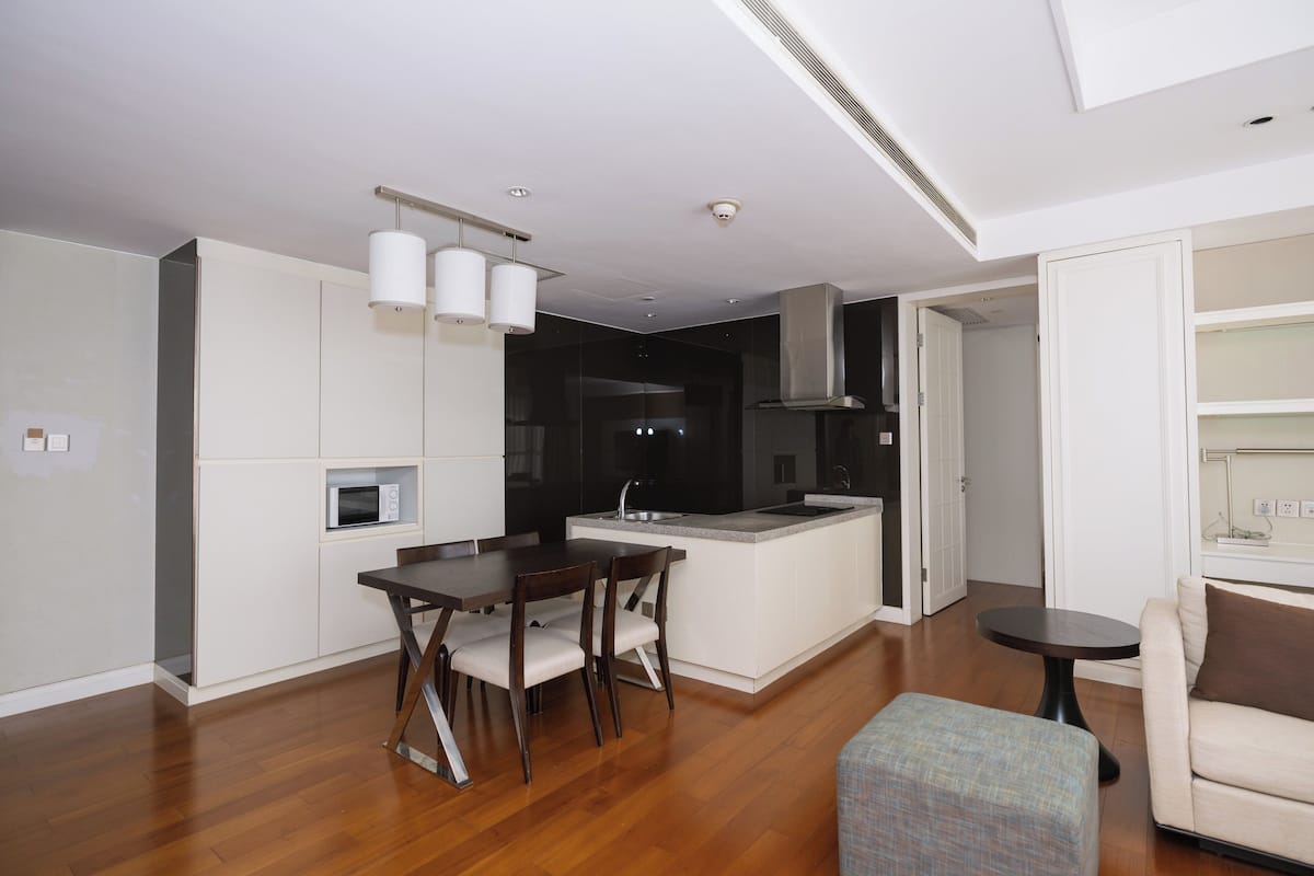 1 bedroom, hypo-allergenic bedding available, down comforters, minibar