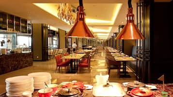 2 restaurants; breakfast, lunch, and dinner served