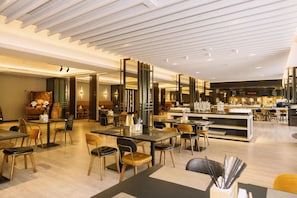 2 restaurants; breakfast, lunch, and dinner served - Crowne Plaza Shanghai Anting - 20 Minutes drive to National Exhibition and Convention Center & 15 Minutes drive to F1 (Shanghai)