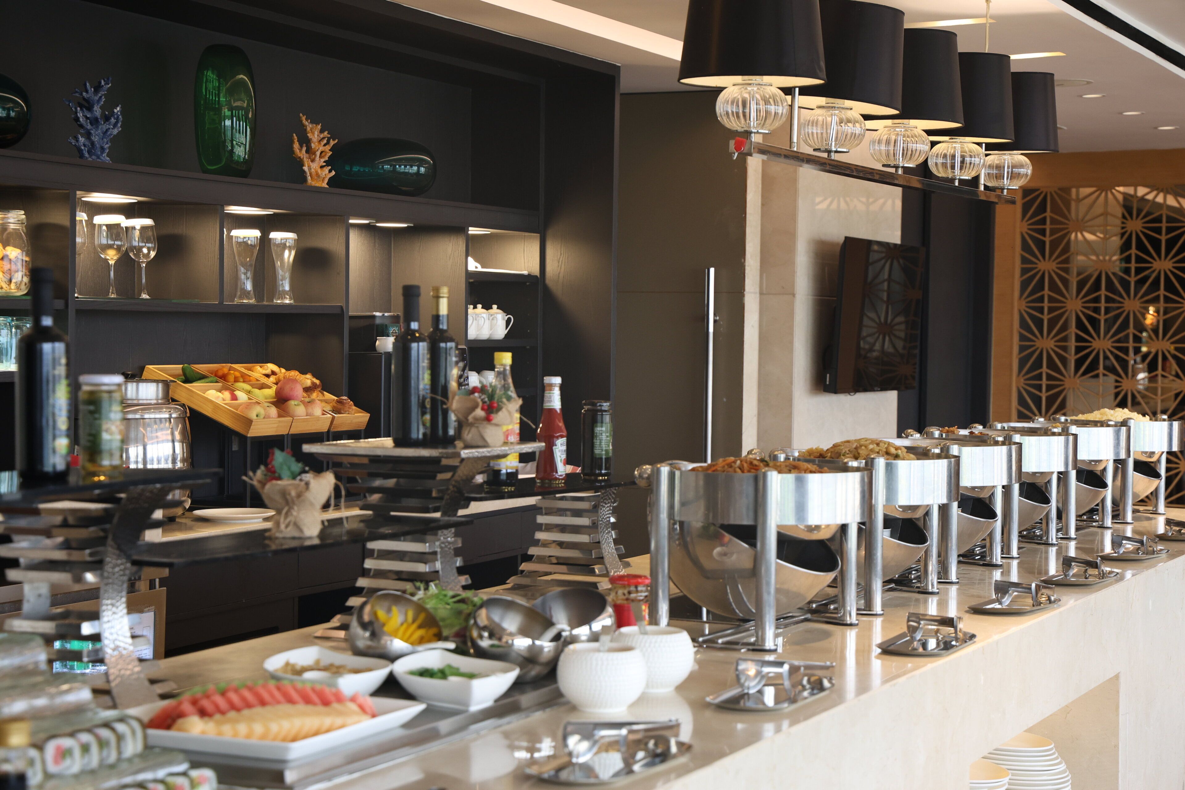 Una mesa de buffet con diferentes platos y cubiertos.