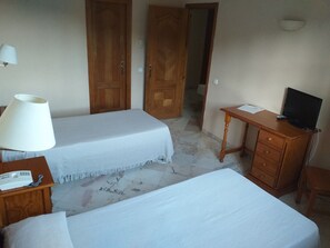 Iron/ironing board, free WiFi, bed sheets - Hotel Anfiteatro Romano (Santiponce)