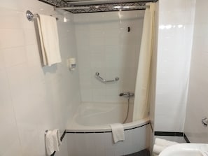 Suite | Salle de bain | Séchoir à cheveux, serviettes fournies, savon, shampooing