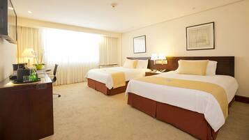 Hypo-allergenic bedding, in-room safe, desk, laptop workspace