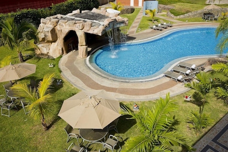 Una piscina al aire libre. Eurobuilding Express Barinas