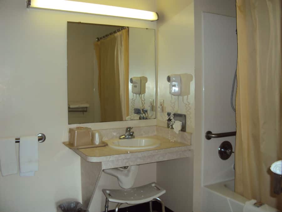 Kombinasi shower/bathtub, pengering rambut, dan handuk