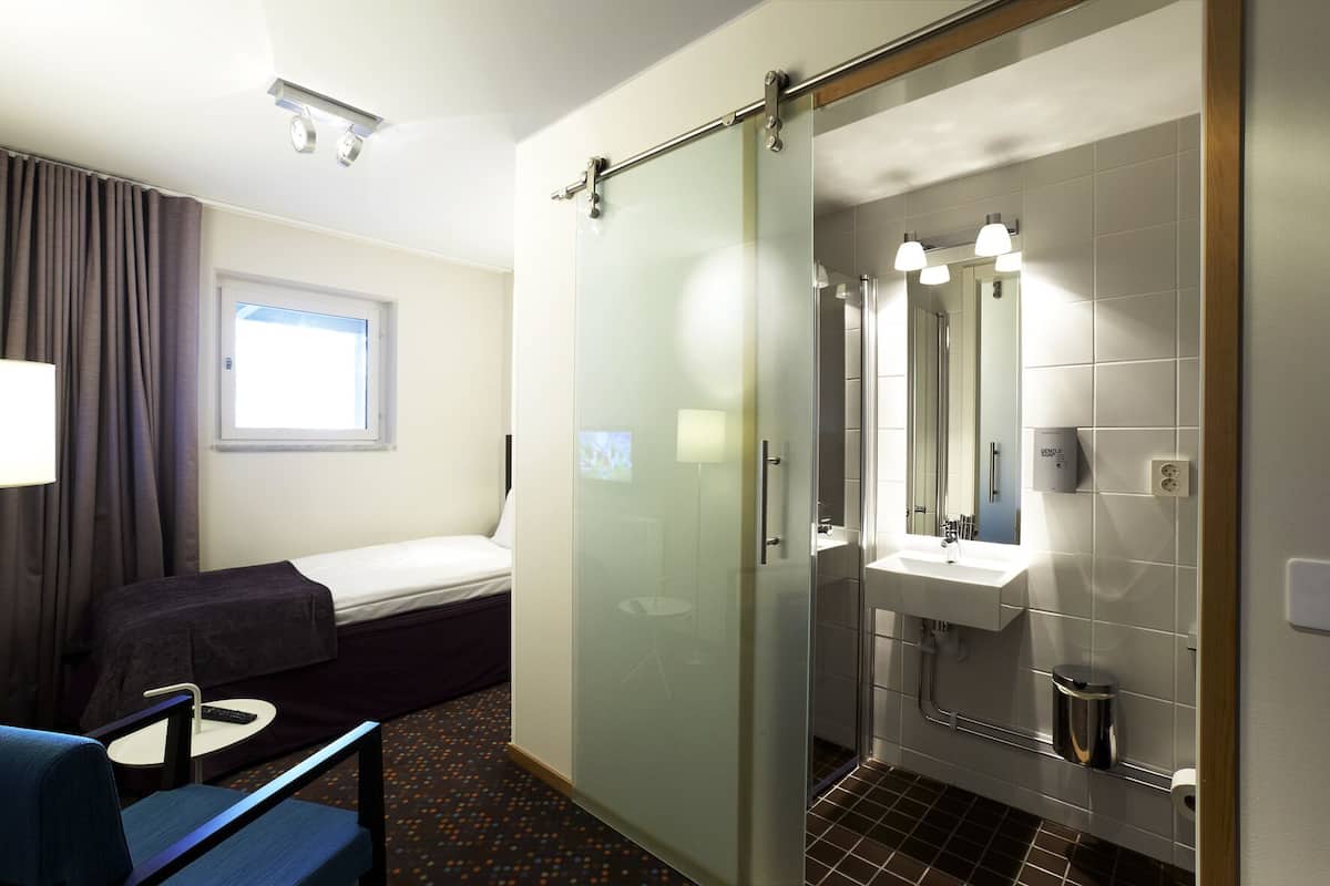 Single Room | Premium bedding, laptop workspace, blackout drapes, free WiFi