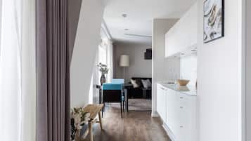 Studio suite with balcony | 高档床上用品、笔记本电脑工作区、遮光窗帘、免费 WiFi