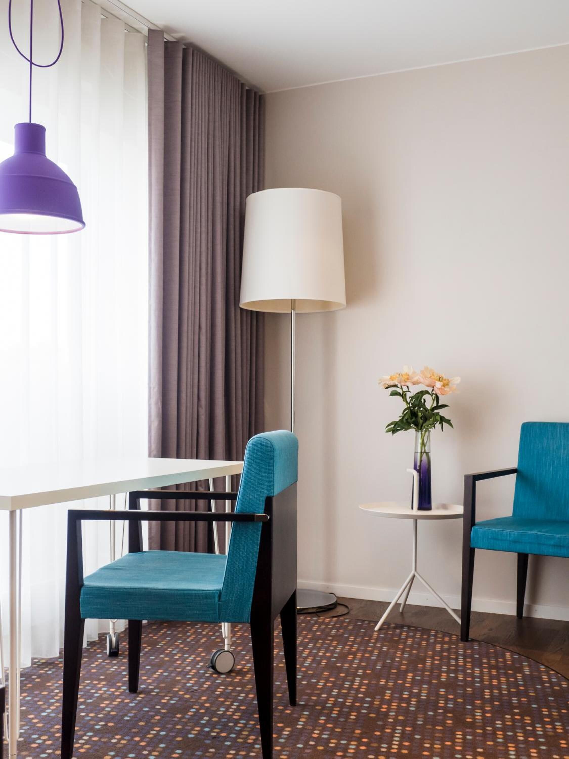 Luxe beddengoed, een laptopwerkplek, verduisterende gordijnen