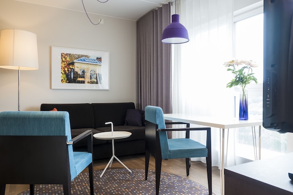 Habitació familiar, 1 llit de matrimoni i sofà llit (with sofabed 140 cm) | Roba de llit d'alta qualitat i espai de treball apte per a portàtils