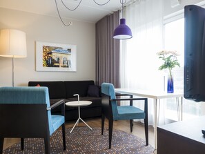 Family Room, 1 Queen Bed with Sofa bed (with sofabed 140 cm) | Premium bedding, laptop workspace, blackout curtains, free WiFi - Finn Apartments (Lund)