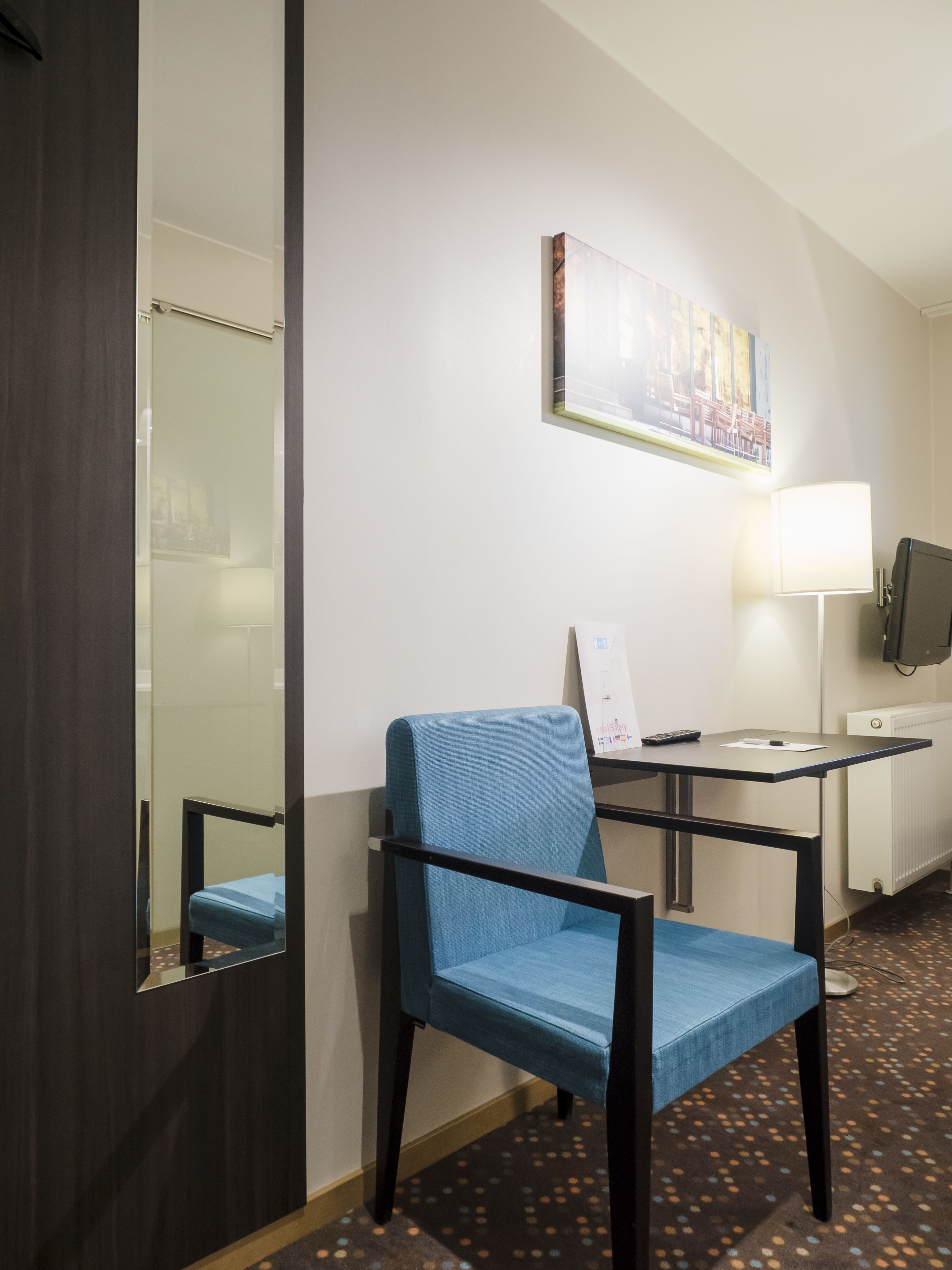 single room | premium bedding, laptop workspace, blackout curtains, free wifi