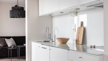 Studio suite with balcony | Private kitchen