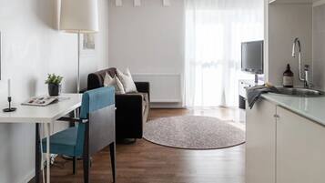 Studio med uteplats och 140cm bäddsoffa | Woonruimte | Een 42-inch lcd-televisie met kabelzenders en een televisie
