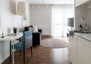 Studio med uteplats och 140cm bäddsoffa | Área de sala de estar | Televisión LCD de 42 pulgadas con canales por cable y televisión 