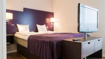 Luxe beddengoed, een laptopwerkplek, verduisterende gordijnen