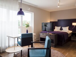 Premium bedding, laptop workspace, blackout drapes, free WiFi