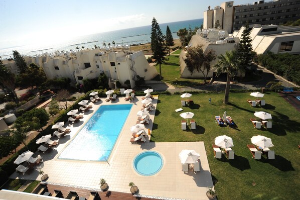 Outdoor pool, open 8:30 AM to 8:00 PM, pool umbrellas, pool loungers - Frixos Suites Hotel Apts (Oroklini)