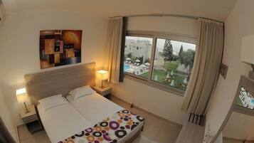 Surmatelas, coffres-forts dans les chambres, bureau, rideaux occultants