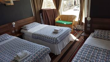 Surmatelas, bureau, Wi-Fi gratuit, draps fournis