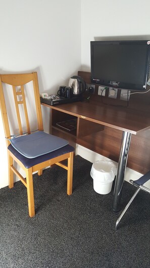 スタンダード ルーム | ピロートップベッド、デスク、WiFi (無料)、ベッドシーツ