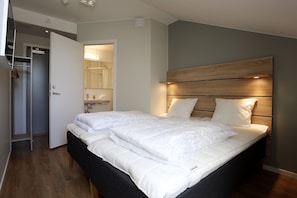 Twin kamer, en-suite badkamer (excluding bed linen and towels) | Een bureau, gratis wifi