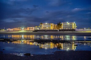 A waterfront hotel with multiple floors, a beach view, and a reflection in the water. - Playa Bonita (Puerto Peñasco)