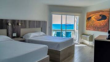 Habitación estándar doble, vistas parciales al mar | Baño | Ducha, artículos de higiene personal gratuitos y secador de pelo